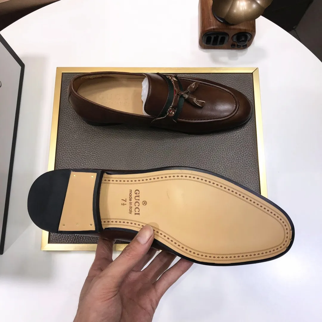 Factory batch 500💰Italy’s top luxury men’s shoe giant (GUCCI) (Gucci) (full cowhide lining) new arrival🍃Original European style🔰 Pleasant to the eye😍In order to make the shoes more durable and non-deformable🌀The production continues to follow traditional methods but there is still no lack of innovation💪The original sheepskin is selected for the leather♻️Smooth, natural and extra bright⭐Made of imported cowhide The rich man’s first choice 38-45 (45 customized)